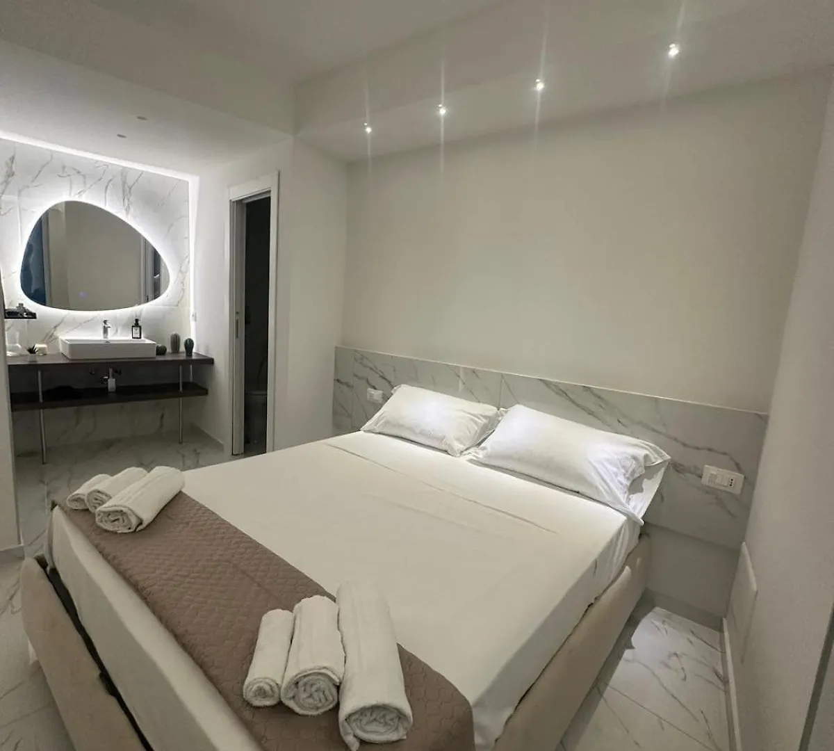 Emerald Rooms Naples Guest house